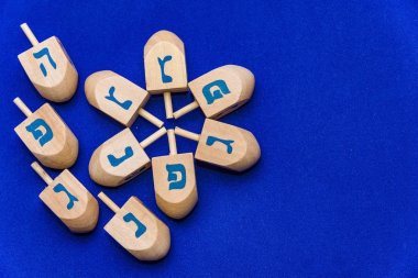 Sevinçler Hanukkah için mavi bir arka plan