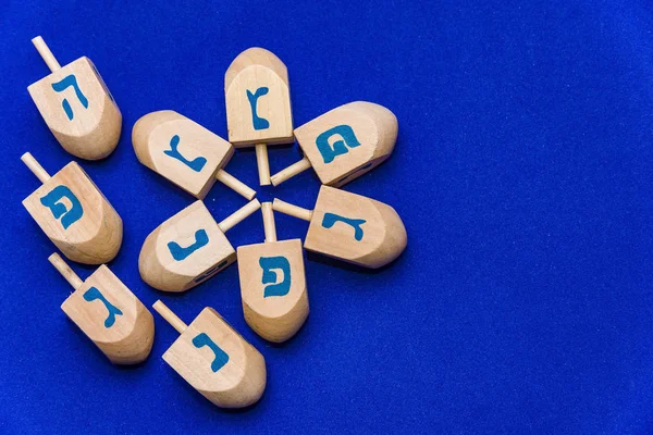 Dreidels para Hanukkah un fondo azul —  Fotos de Stock