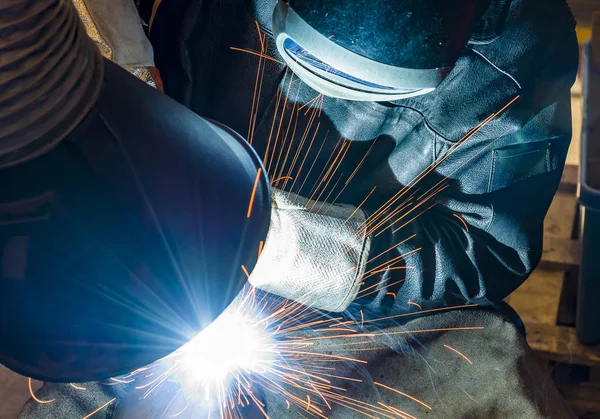 Industriële stalen lasser in fabriek — Stockfoto