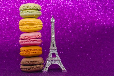 Pembe bir arka plan üzerinde renkli macaron veya acıbadem kurabiyesi Üstten Görünüm.