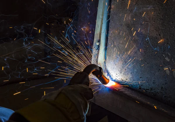 Soldador de acero industrial en fábrica técnica , — Foto de Stock