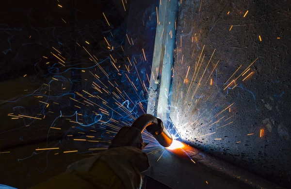 Промышленный стальной сварочный аппарат на заводе , — стоковое фото