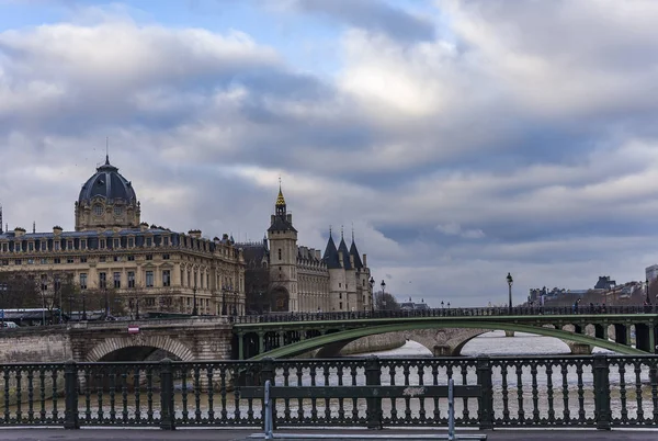 セーヌ川の橋。パリで。パリ セーヌ川川 — ストック写真