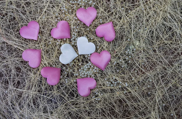 Jantung merah muda di latar belakang kayu. Gaya provenkal. — Stok Foto