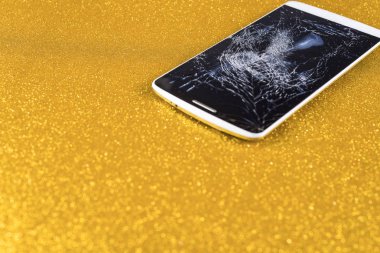 Kırık ekran bakım ile hareket eden akıllı telefon