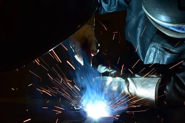 Soldador de acero industrial en fábrica técnica , —  Fotos de Stock