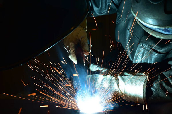 Промышленный стальной сварочный аппарат на заводе
,