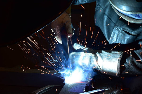 Промышленный стальной сварочный аппарат на заводе
,