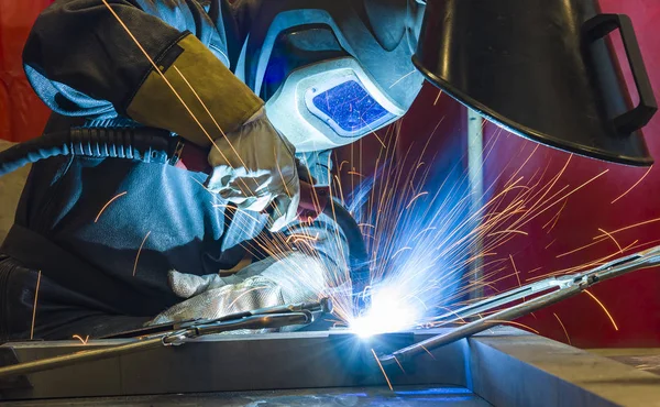 Industriell stål svetsare i fabrik tekniska, — Stockfoto