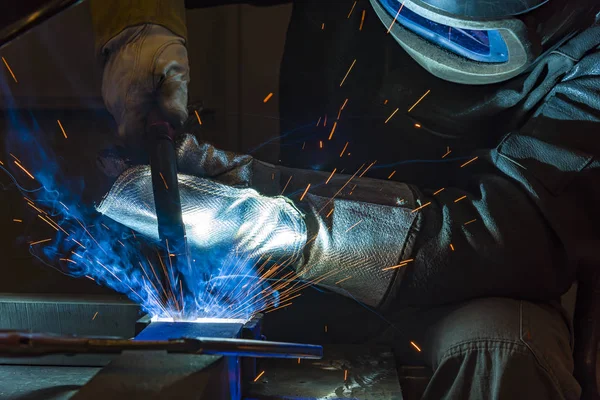 Industriële stalen lasser in fabriek technische, — Stockfoto