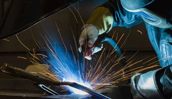 Soldador de aço industrial na fábrica técnica , — Fotografia de Stock