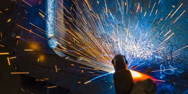 Промисловий зварювальник сталі на заводі технічного , — стокове фото