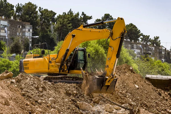 Máquina de excavadora amarilla con sitio de construcción de pluma levantada — Foto de Stock