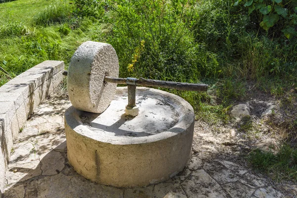 De molensteen, olijfolie pers — Stockfoto