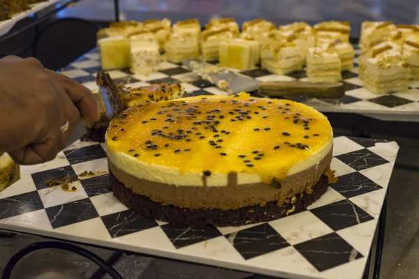 Primer plano de delicioso pedazo de marco de pastel de queso. Sabroso postre — Foto de Stock