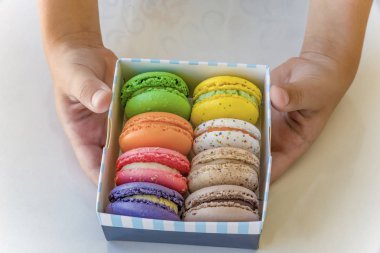 Kutunun içinde makarnalar sunuluyor. Fransız kurabiyeleri çok renkli.