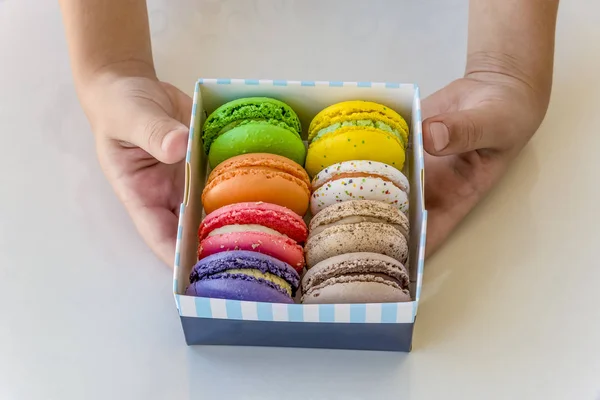 Macarons présentés dans la boîte cookies multicolores français makoorons — Photo