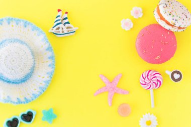 Sahil aksesuarları tatil beldesinde Sarı bir arka planda.