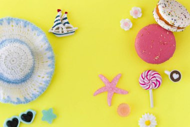 Sahil aksesuarları tatil beldesinde Sarı bir arka planda.