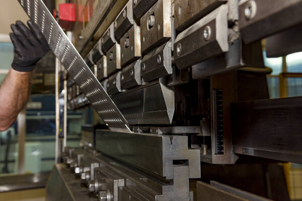 рабочая машина для обработки металла в цехе.