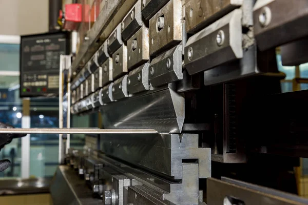 Рабочая машина для обработки металла в цехе. — стоковое фото