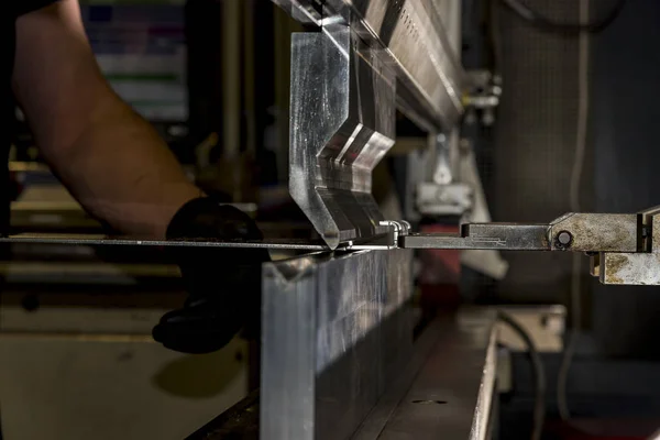 Рабочая машина для обработки металла в цехе. — стоковое фото