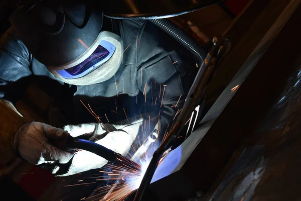 Зварювальник, майстер, зводить технічну сталь Промислова сталь — стокове фото