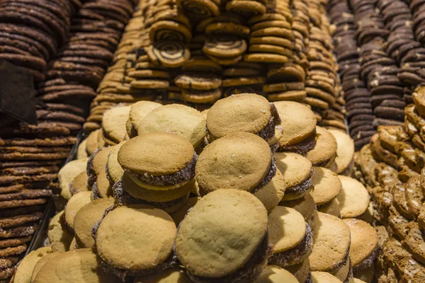 Alfajores. Pan corto con leche condensada hervida y coco . — Foto de Stock