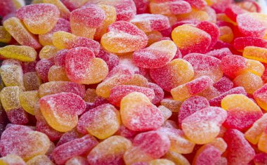 Renkli şekerli kalp şekilli arka plan jöle şekerlemeleri.