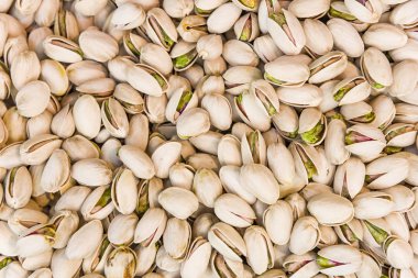 Kabuk dokusunda kavrulmuş ve tuzlanmış şam fıstığı. 