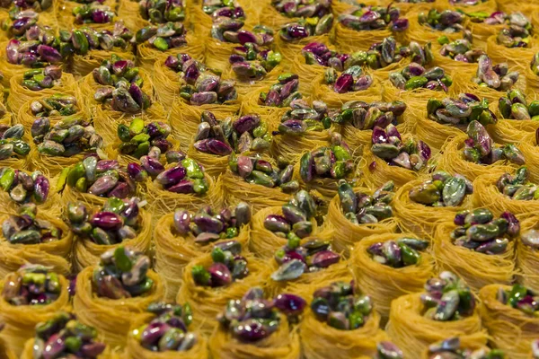 Dulces orientales en una amplia gama, baklava, anacardo y pistachos en platos dulces orientales — Foto de Stock