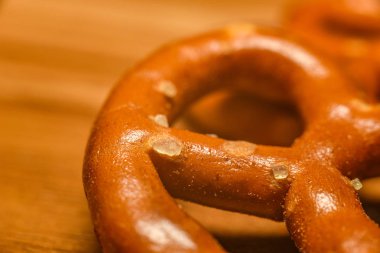 İştah açıcı arkaplan dokusu: çıtır kıtır ve deniz tuzu ile taze, kahverengi krakerler..