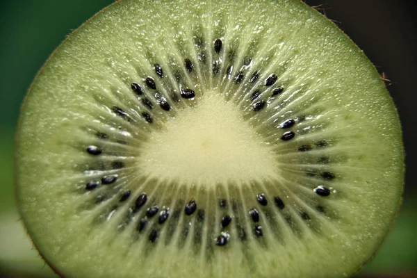 Macro de un kiwi en rodajas macro kiwi . — Foto de Stock