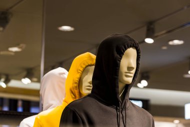 Siyah ve sarı başlıklı iki manken..