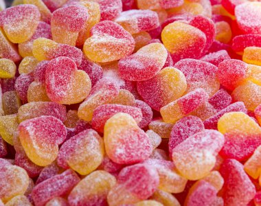 Renkli şekerli kalp şekilli arka plan jöle şekerlemeleri.