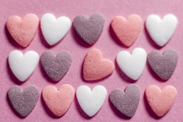 Tiga warna hati gula pada latar belakang merah muda closeup . — Stok Foto