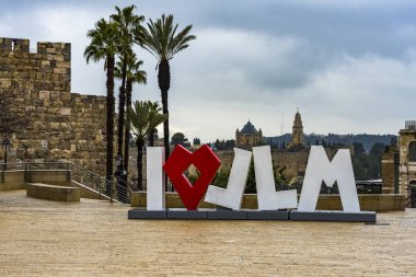 İsrail, Kudüs. Aşk - Jaffa Kapısı yakınlarındaki Tsahal Meydanı 'nda eski şehrin tasarımcısı tarafından yapılan Jim Kudüs' ü seviyorum yazısından oluşan bir heykel.