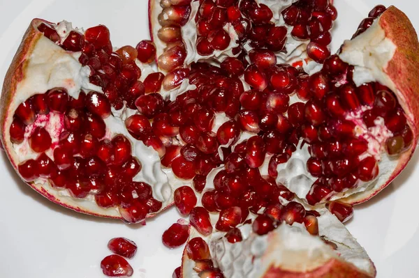 Granaatappelschijfjes Zaden Zilverkleurige Plakjes Granaatappel Een Witte Achtergrond — Stockfoto