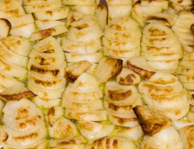 bir fırın tepsisine fırında patates.