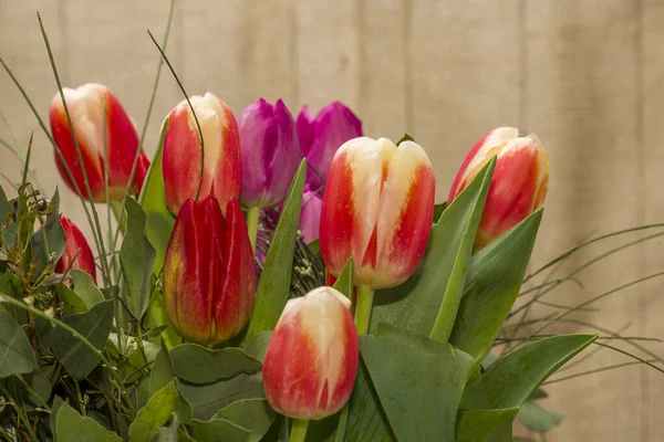 Flores Primaverales Brillantes Tulipanes Ramo Mesa Directamente Encima Vista Colorido — Foto de Stock