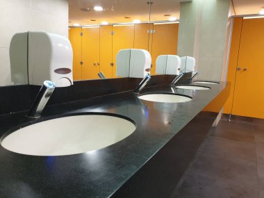 Umumi tuvalette aynalı boş tuvalet umumi bir tuvalette batıyor..