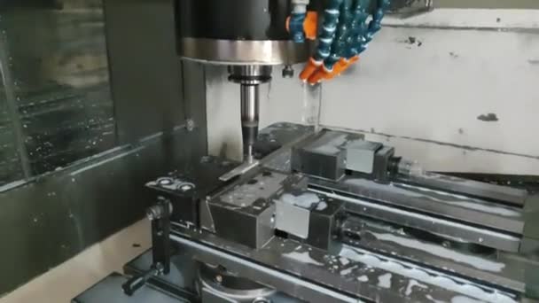 CNC υψηλής ακρίβειας εργασία μηχανών, χειριστής που επεξεργάζεται το μέρος της διαδικασίας δειγμάτων αυτοκινήτων στο εργοστάσιο - Βίντεο — Αρχείο Βίντεο