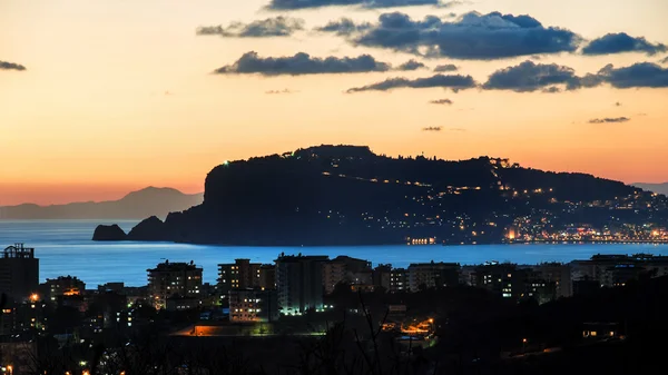 Panoramiczne miasta Alanya podczas zachodu słońca — Zdjęcie stockowe