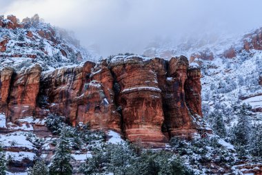 Patlak bir kar fırtınası sırasında Sedona, Arizona'nın kırmızı kumtaşı