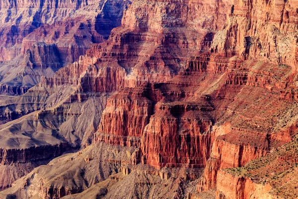 Los acantilados rocosos y remolcadores exhiben su brillante color en el Gran Cañón oriental — Foto de Stock