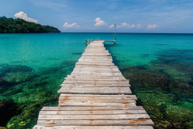 İskele ve bozulmamış bay, Sai Daeng Beach, Koh Kood, Tayland