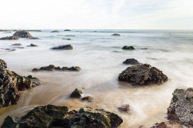 Düşük tide Crystal Cove State Park, Kaliforniya, kayalık plaj