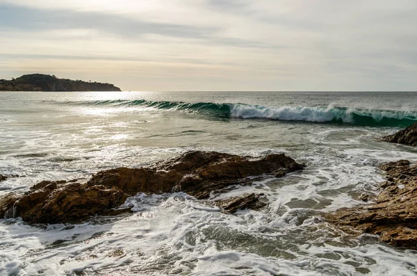 Felsen und brechende Wellen am Lagunenstrand an der kalifornischen Küste — Stockfoto