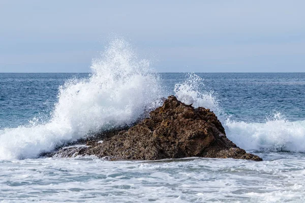 Welle kracht an der kalifornischen Küste gegen Felsen. — Stockfoto