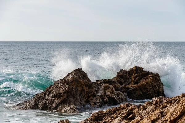 Wave breaking on rocks offshore in Laguna Beach, california. — Stock Photo, Image